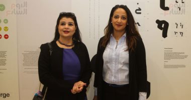 شاهد.. نائبة فرنسية تتفقد ركن حروف الطباعة العربية بمعرض القاهرة للكتاب
