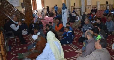 محافظ الوادى الجديد يلتقى المواطنين فى المسجد الكبير بالخارجة ويستمع لمشكلاتهم