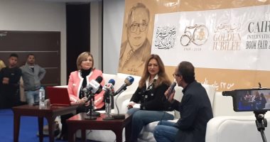 هيثم الحاج على يكرم ليلى علوى قبل بدء ندوتها بمعرض الكتاب