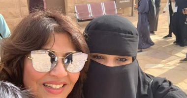 ماذا قالت هالة صدقى بعدما جمعتها صورة بمنتقبة؟