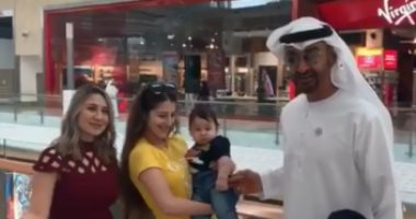 محمد بن زايد يتجول بأحد مولات أبو ظبى قبل زيارة بابا الفاتيكان.. فيديو وصور