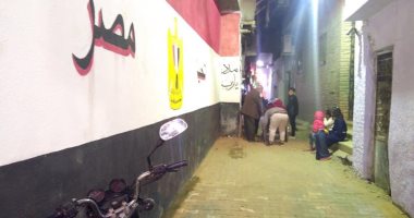 أهالى منطقة جزيرة إمبابة بالجيزة يبدأون طلاء المنازل بلون موحد.. صور