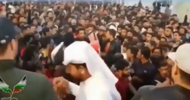 مدونون ينشرون فيديو لشرطى قطرى يتعدى بالضرب على وافد أجنبى بطريقة غير آدمية