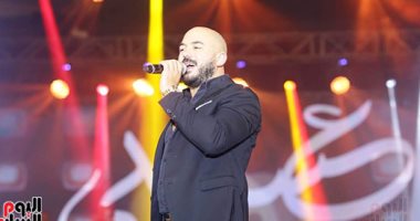 العسيلى يتألق بأشهر أغانيه فى حفل كامل العدد