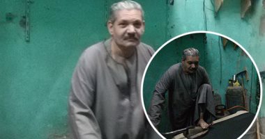 صور.. فتحى عبد المسيح أقدم "مكوجى رِجل" بقنا: المهنة اندثرت فى أغلب المحافظات لكن الجلباب الصعيدى حافظ على مصدر أرزاقنا.. المكواة تتطلب جسدا قويا يتحمل عملية سحبها من على النار.. و"الجو بيريح فى الصيف"