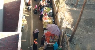 صور.. أهالى شارع الرشاح بكفر شبين بالقليوبية يشكون من وجود سوق عشوائى بالمنطقة