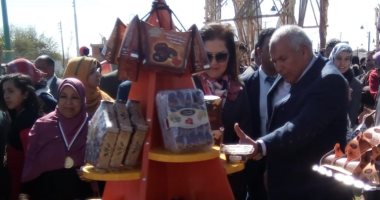 وزيرة التخطيط تتفقد معرض العلوم ومنافذ الشباب بالوادى الجديد