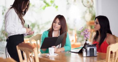 يا ريتنى كنت معاهم.. 10 دول متعرفش يعنى ايه بقشيش والصين بتعتبره إهانة