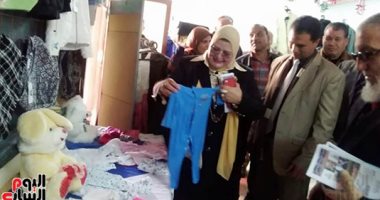 صور.. 4 آلاف قطعة ملابس فى معرض شتاء دافئ بمدرسة بكفر الشيخ