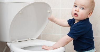 صحتك فى وصفة.. شاى البرقوق وزيت الزيتون لعلاج الإمساك عند الأطفال