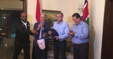 الزمالك يهدى السفير درع النادى فى كينيا