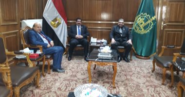 محافظ القليوبية يعقد اجتماعًا مع عميد كلية طب بنها لتفعيل مبادرة "نور حياة"