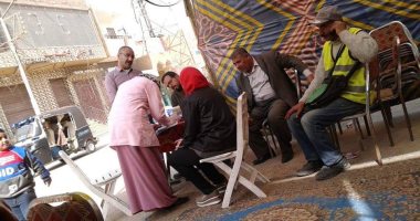 صور.. "مياه أسيوط" تنظم قوافل مائية لتحليل عينات المياه وتطهير غرف الصرف
