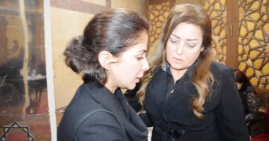صور.. منى زكي وعبير منير أول الحاضرين عزاء والد نهال عنبر بالحامدية الشاذلية