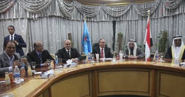 صور.. مجلس "الصحفيين" يهدى الشيخ سلطان القاسمى حاكم الشارقة درع النقابة