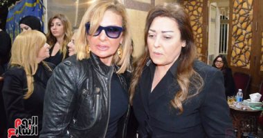 يسرا ولبلبة ونبيلة عبيد وهالة صدقى وصفاء الطوخى فى عزاء والد نهال عنبر