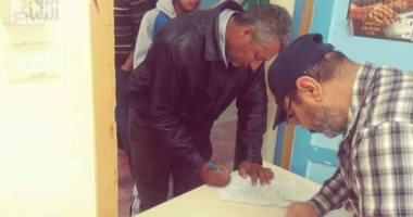 أول صور لتسليم طلاب أولى ثانوى التابلت فى مدارس البحر الأحمر