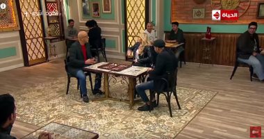 فيديو.. الفنانة مها أحمد تهدى أشرف عبد الباقى طاولة على الهواء