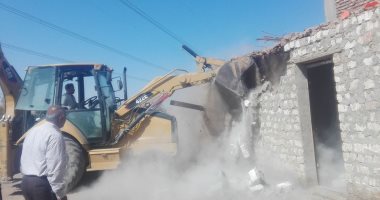 صور.. مجلس مدينة إسنا يزيل 28 حالة تعدى على الأراضى أملاك الدولة