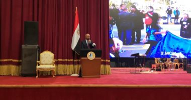 رئيس جامعة كفر الشيخ يسلم الدروع و الميداليات بحفل ختام أسبوع شباب الجامعات