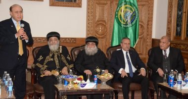 صور.. محافظ الإسماعيلية ومميش يستقبلان البابا تواضروس الثانى