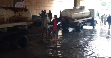 الدفع بفرق بسيارات لرفع تراكمات مياه الأمطار بالقليوبية