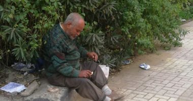 "إحنا معاك".. قارئ يشارك بصورة لمشرد ينام على الرصيف فى الإسكندرية