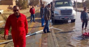 صور.. مياه البحر الأحمر تسحب مياه الأمطار المتراكمة برأس غارب
