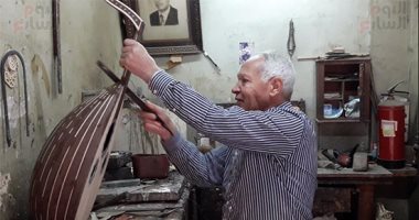 ولسه بيدندن .عم نصر 30 سنة فى صناعة العود.. وأهم زبائنه الفنان محمد عبده 