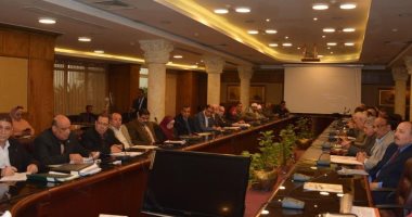 صور.. فى لقاء الأهالى.. محافظ الغربية يوجه بحل مشاكل المواطنين