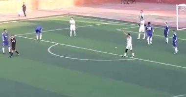 "تفتكر اتحسب".. حكم كرة يسجل هدفا رائعا وسط اندهاش اللاعبين "فيديو"