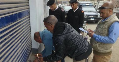 صور.. غلق وتشميع 6 محلات بدون ترخيص فى الأقصر