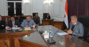 محافظ المنيا يناقش خطة تنفيذ برنامج "2 كفاية" لمواجهة الزيادة السكانية