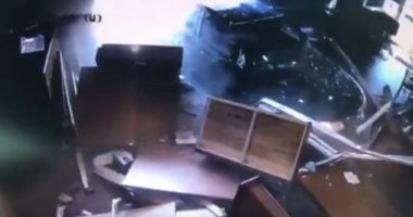سيارة "طارت" ودخلت مطعم فى أمريكا.. اعرف السبب وراء الحادث؟.. فيديو وصور