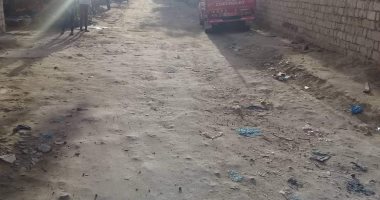 قارئ يشكو من تهالك وظلام طريق امتداد المعهد الدينى وانتشار القمامة بالوراق