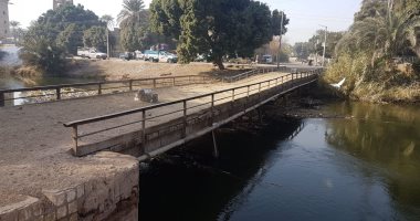 صور.. كوبرى للمشاة والسيارات بـ"الهمامية" فى أسيوط مهددان بالانهيار