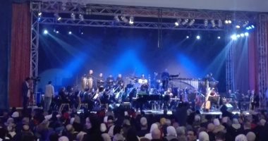 "الخواجة عبد القادر" و"فيها حاجة حلوة" يشعلان حماس جمهور عمر خيرت.. صور