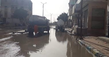 سحب مياه الأمطار من شوارع بئر العبد فى شمال سيناء.. صور