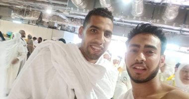 قارئ يشارك بصورته مع مؤمن زكريا لاعب الأهلى السابق خلال تأدية العمرة