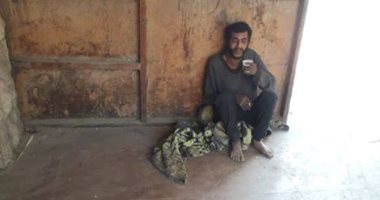 إحنا معاك.. قارئ يشارك اليوم السابع بصورة رجل بلا مأوى فى مدينة المعراج بالمعادى
