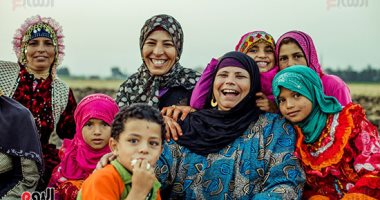 وتعيشى يا ضحكة مصر.. الوشوش الفرحانة فى طابور أكل العيش.. صور