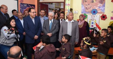 رئيس الوزراء يجرى جولة بمدارس أسوان ويشهد توزيع التابلت على الطلاب