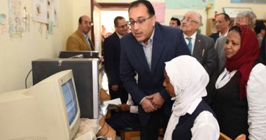 رئيس الوزراء يتابع تجهيزات غرفة الإنترنت بمدرسة الشهيد مجدى كامل بأسوان