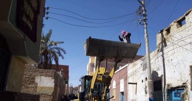 رئاسة مركز الخارجة تنفذ ٦ قرارات إزالة وإخلاء إدارى