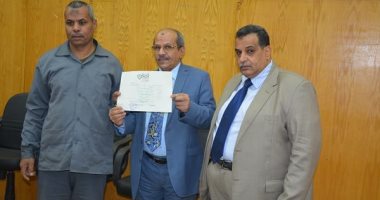 رئيس جامعة الفيوم يشهد توزيع شهادات أمان المصريين