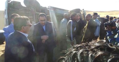 رئيس الوزراء يوقف أتوبيس زيارته لأسوان للاطمئنان على مصابى حادث بالطريق
