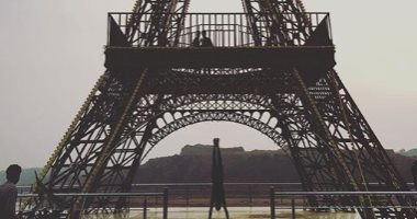 صور.. مغامر عمانى يقف على يديه فى كل مدينة جديدة يزورها.. اعرف السبب