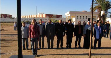 صور .. رئيس مدينة أبورديس يشارك المدرسة الثانوية طابور الصباح وتحية العلم‏