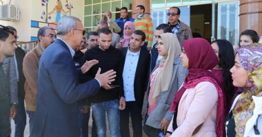 محافظ قنا وطلاب التعليم العالى في جولة للتعرف علي المشروعات التنموية