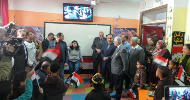 رئيس الوزراء يشهد بدء تسليم التابلت للطلاب بإحدى مدارس أسوان 